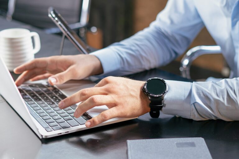 Flujo de trabajo automatizado representado en una mesa con portátil