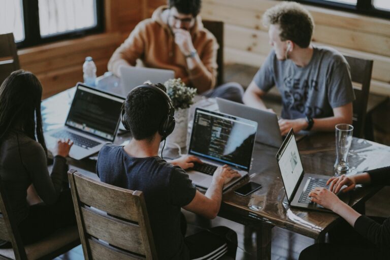 Equipo revisando una planificación de negocio sobre una mesa
