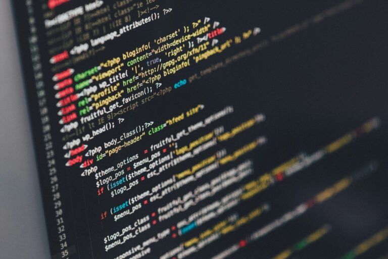 Pantalla con código abierto durante tareas de mantenimiento de software