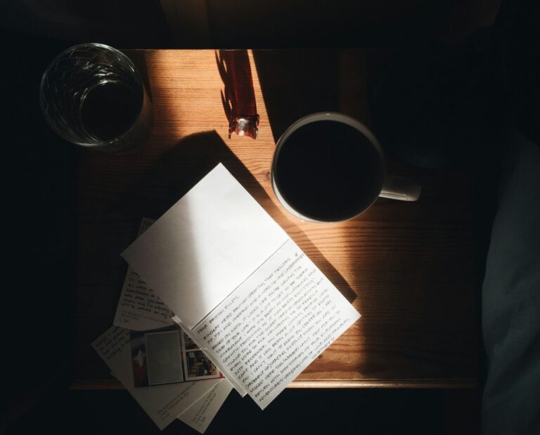 Mesa de trabajo tranquila con cuaderno y luz natural