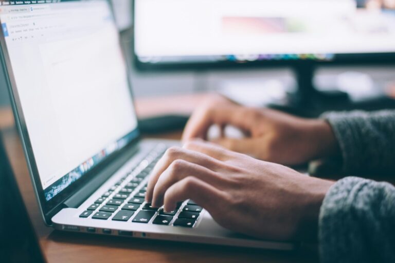 Persona escribiendo una petición a una herramienta de inteligencia artificial