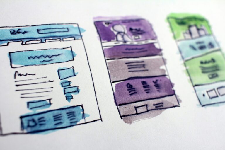 Boceto de una página web con notas sobre mensaje y estructura